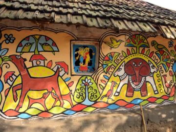 Residents and visitors get together to paint the walls of the mud houses in Khwaabgaon, in the initiative led by artist Mrinal Mandal. There are also workshops where visitors can try their hand at arts and crafts, and exhibition spaces where villagers sell their crafts.