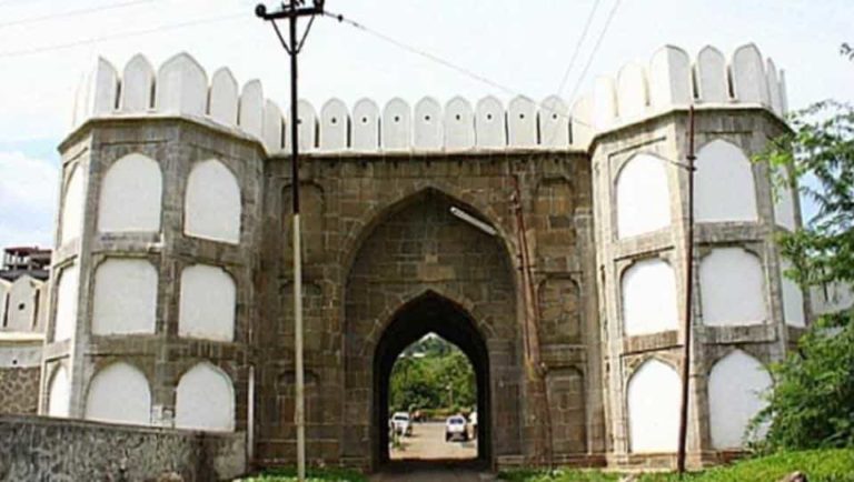 The fort complex, located in the heart of the Maharashtra city, which is named after Aurangzeb, has suffered damages over a period of time and lost its past glory.